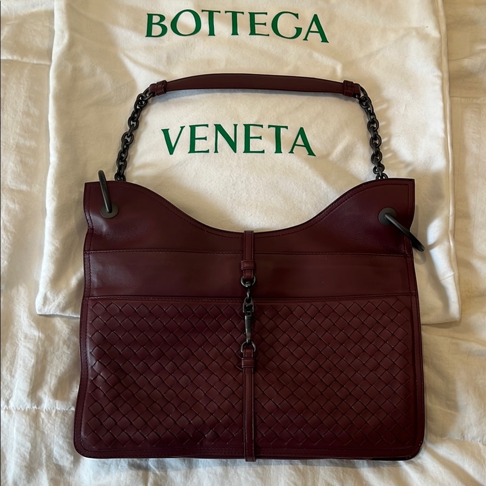 Bottega Veneta shoulder bag.